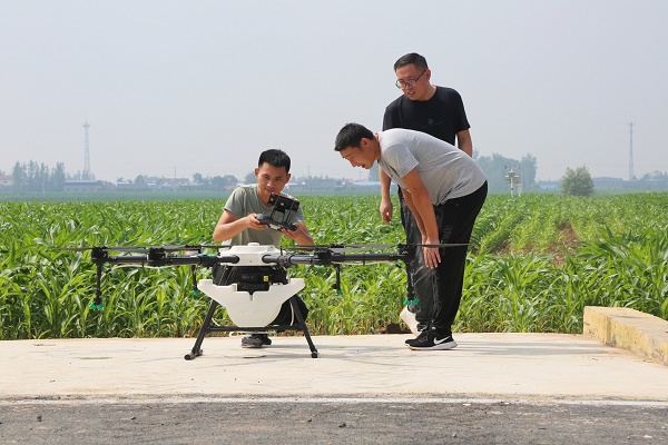 中煤集团旗下卡特机器人公司无人机植保飞防团队服务三农 ，助力乡村振兴